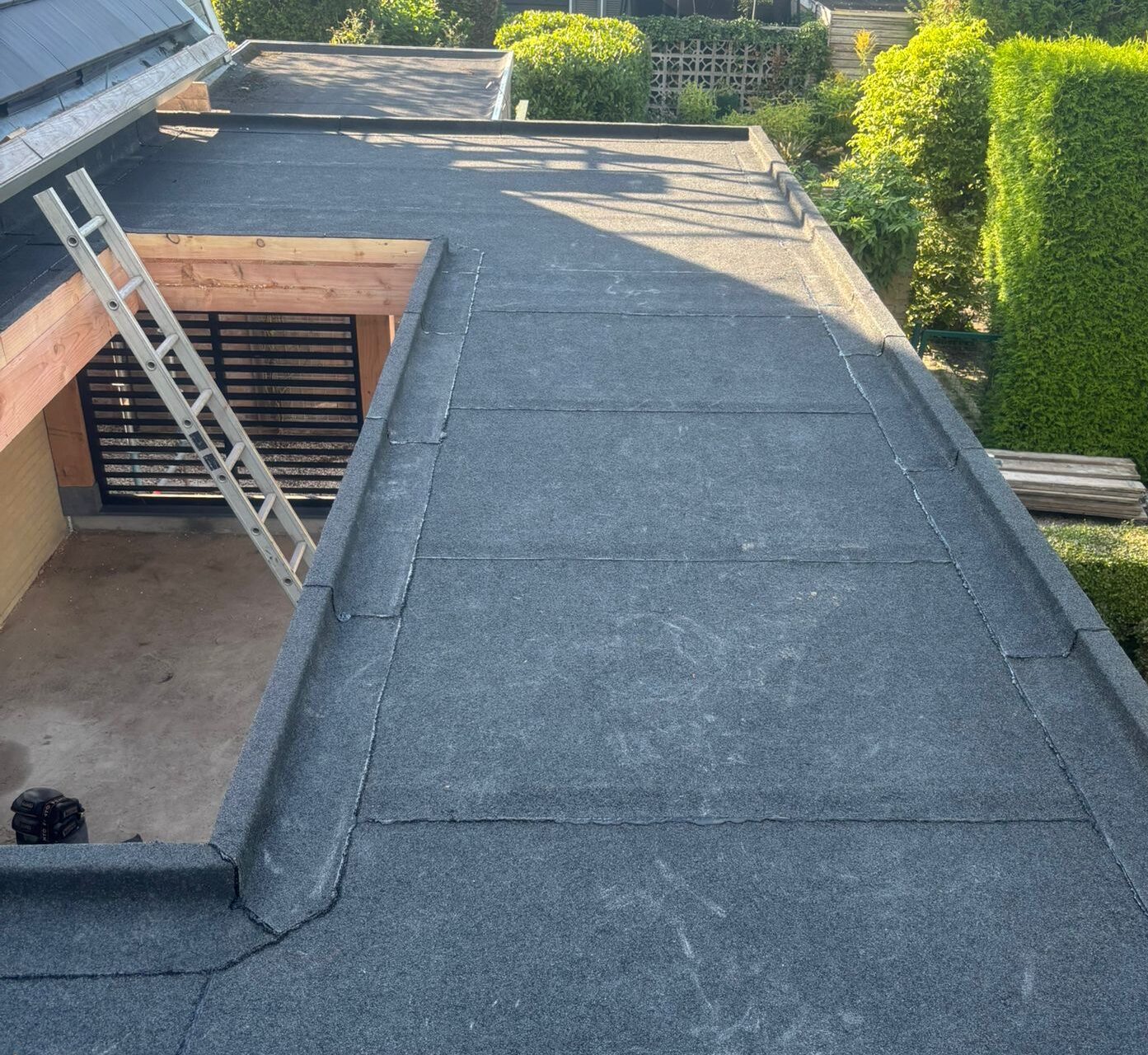 bitumen dak met ladder.